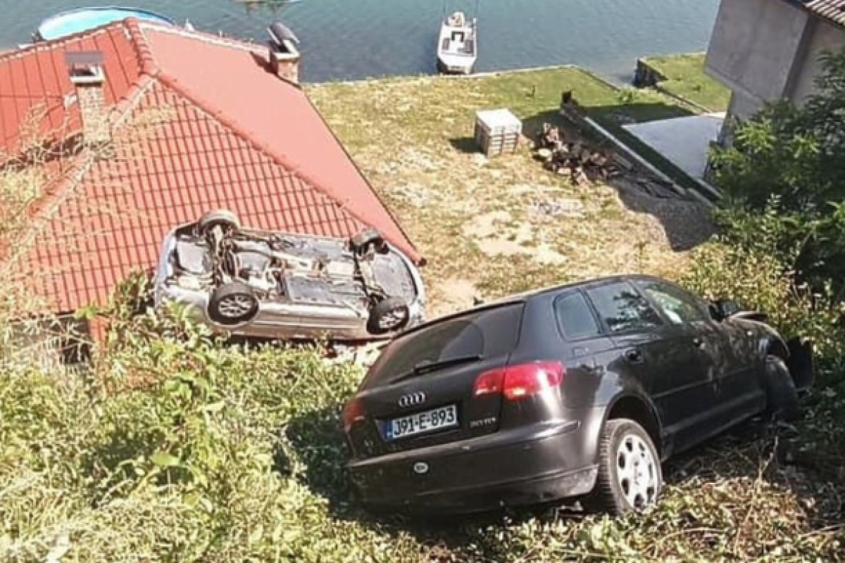 Dva automobila sletjela s ceste, jedan završio na krovu vikendice