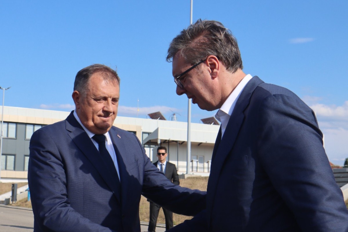Dodik i Vučić u obnovljenoj kasarni: Snažna Srbija garant bezbjednosti