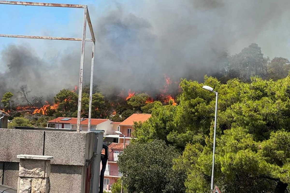 Požar u Šibeniku, dim nadvio grad: Gori blizu kuća i bolnice (VIDEO)