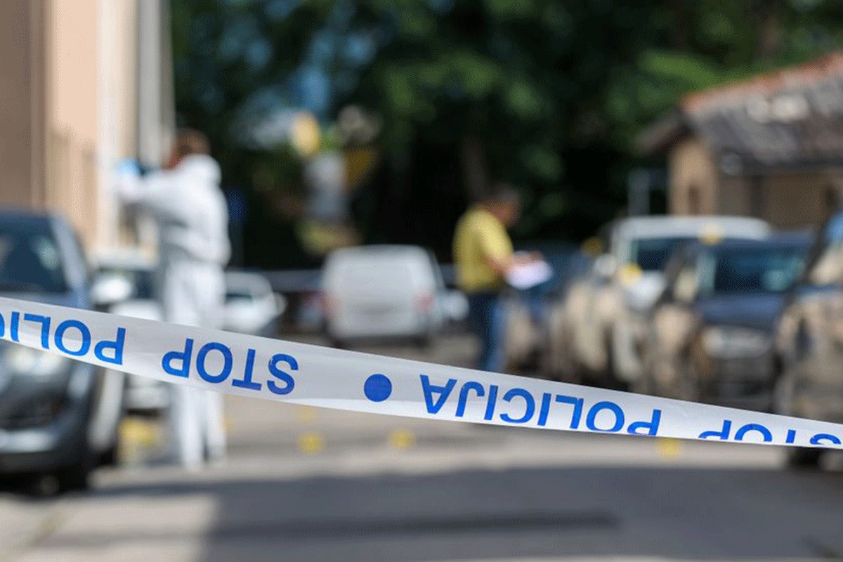 Dva povrijeđena muškarca nađena u kući, jedan umro