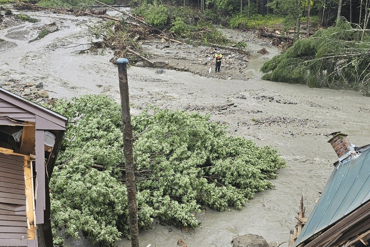 Najmanje 30 osoba poginulo, stotine raseljeno zbog poplava