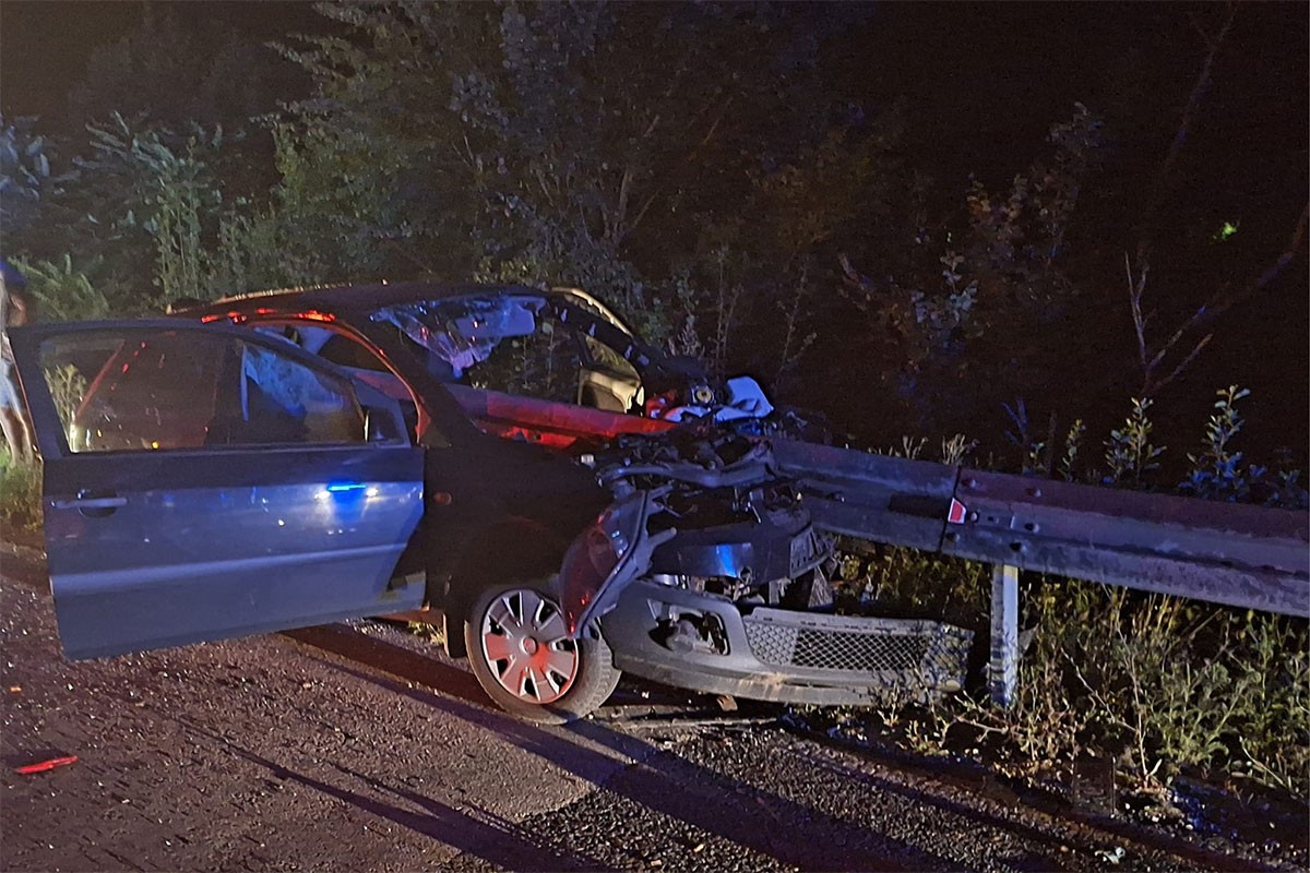 Teška nesreća kod Ribnika: Autom se zabio u ogradu (FOTO)