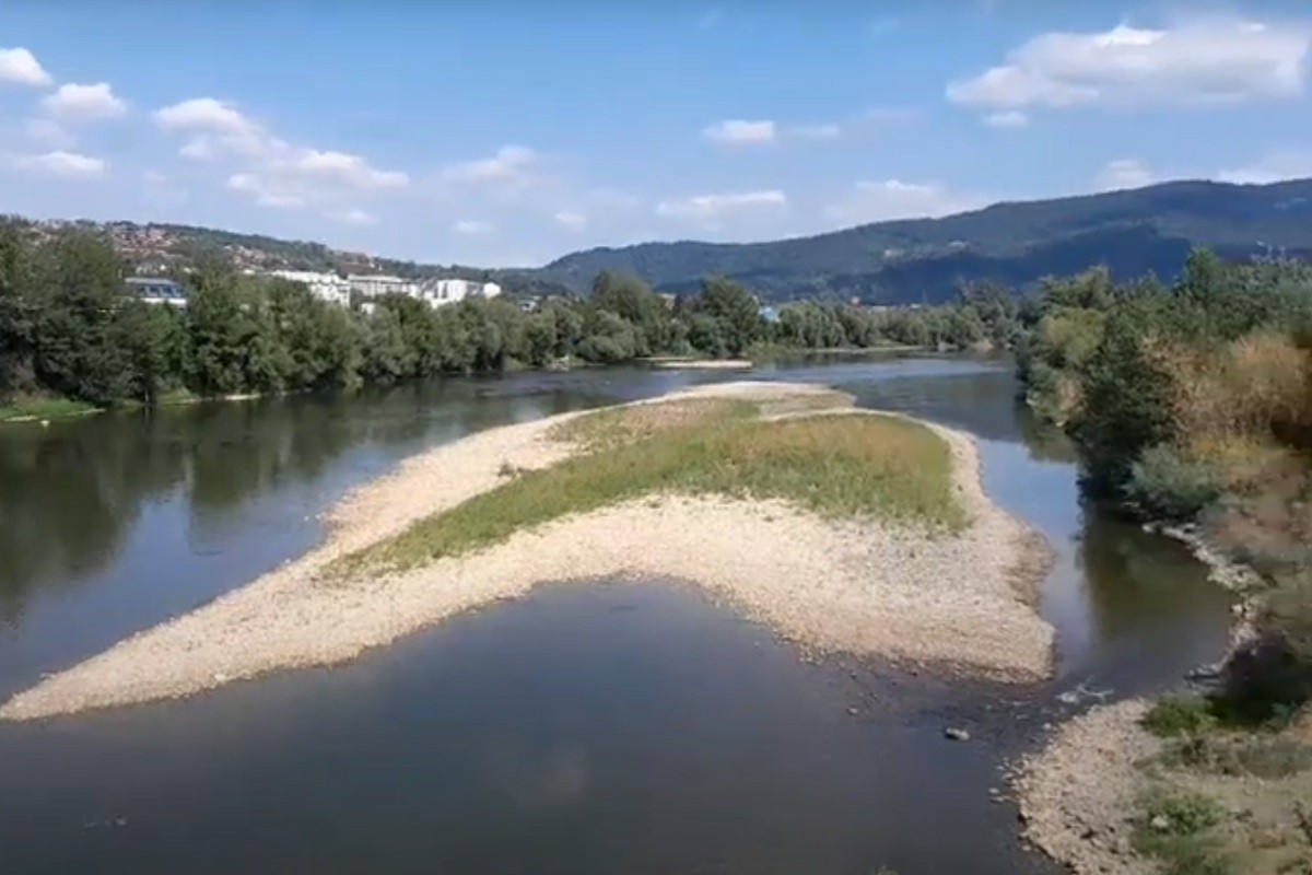 Izrazito nizak vodostaj Bosne u Doboju