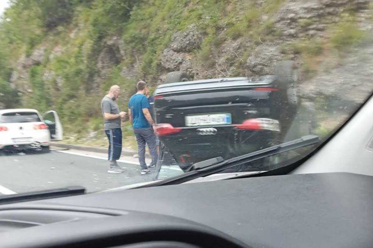 Udes na putu između Jablanice i Mostara, automobil završio na krovu