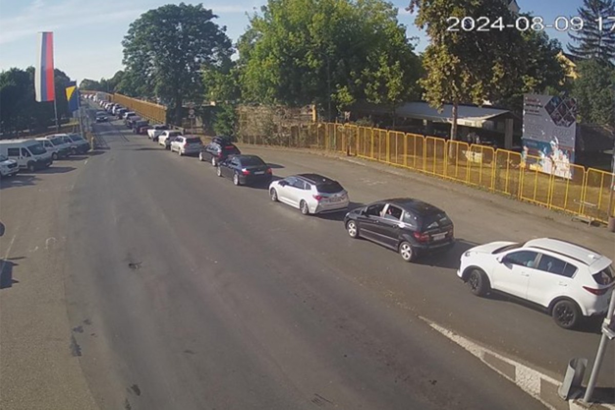Gužve na većini prelaza sa Hrvatskom i Crnom Gorom