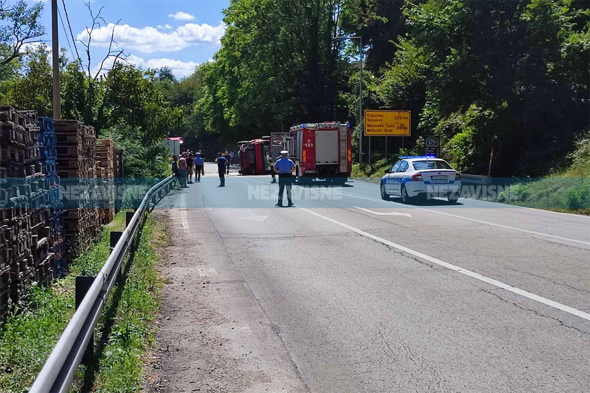 Detalji udesa u Banjaluci: Povrijeđena jedna osoba prilikom prevrtanja šlepera