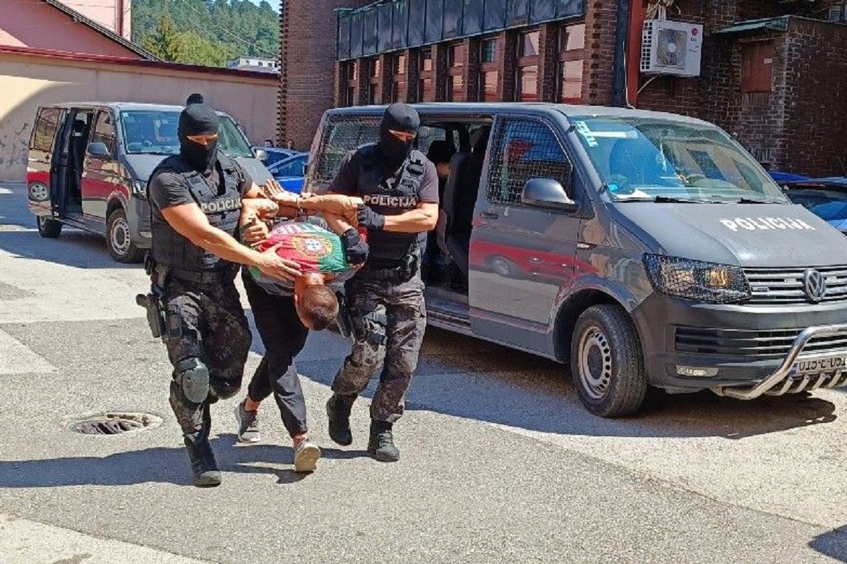 Akcija u Tuzli i Živinicama: Uhapšena petorka, pronađeni droga, pištolj i municija