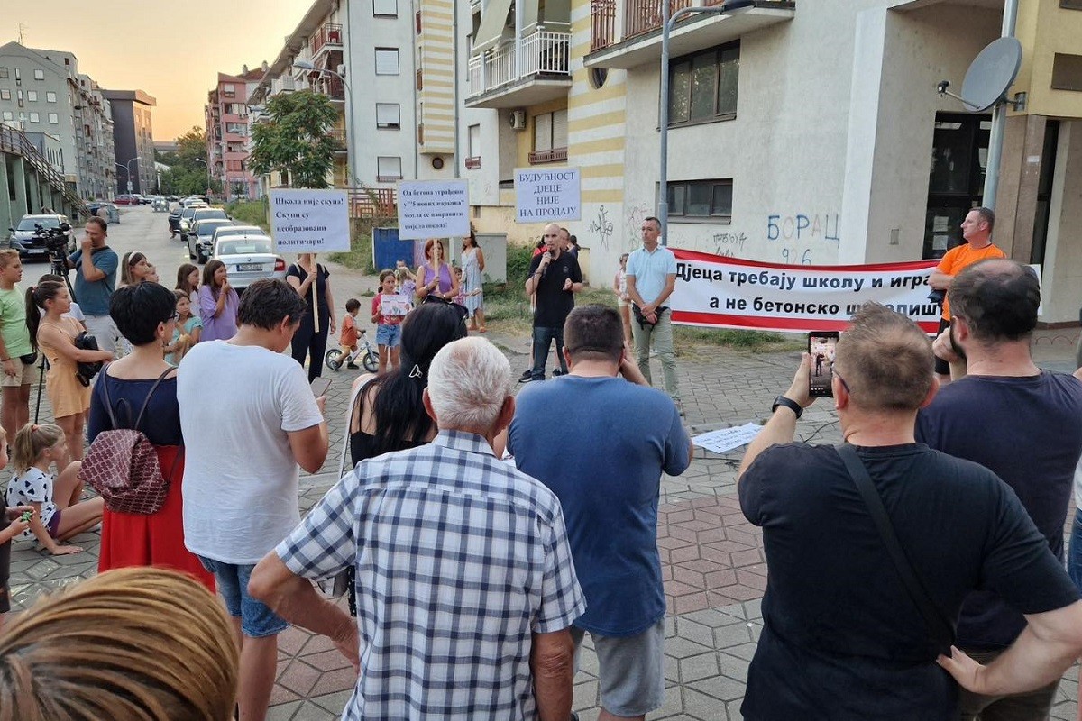 Stanari naselja Centar-Aleja: "Ne brišite našu školu i jedno igralište!"