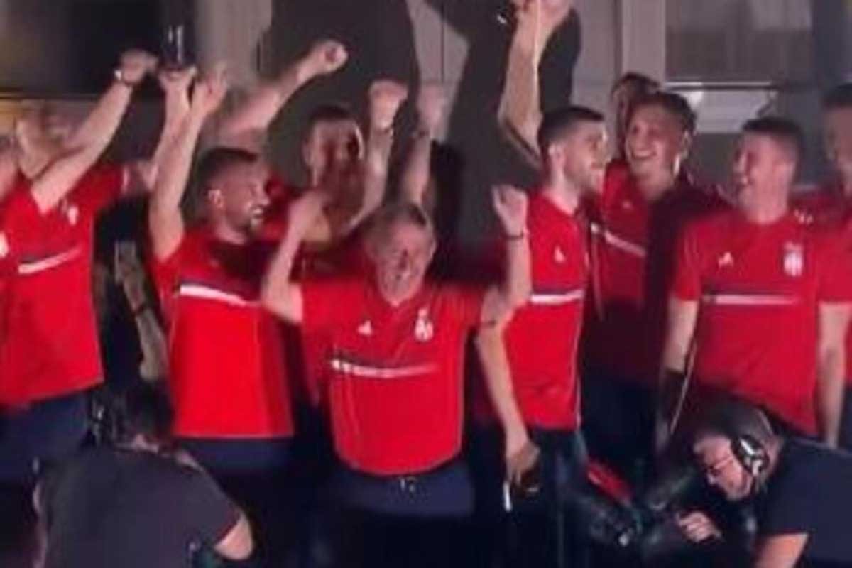Košarkaši napravili šou na balkonu, čak je i Pešić zaigrao (VIDEO)