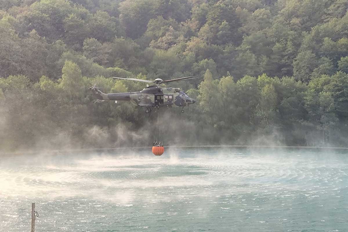 Požar na Tjentištu stavljen pod kontrolu, helikopteri lete u pomoć Bileći