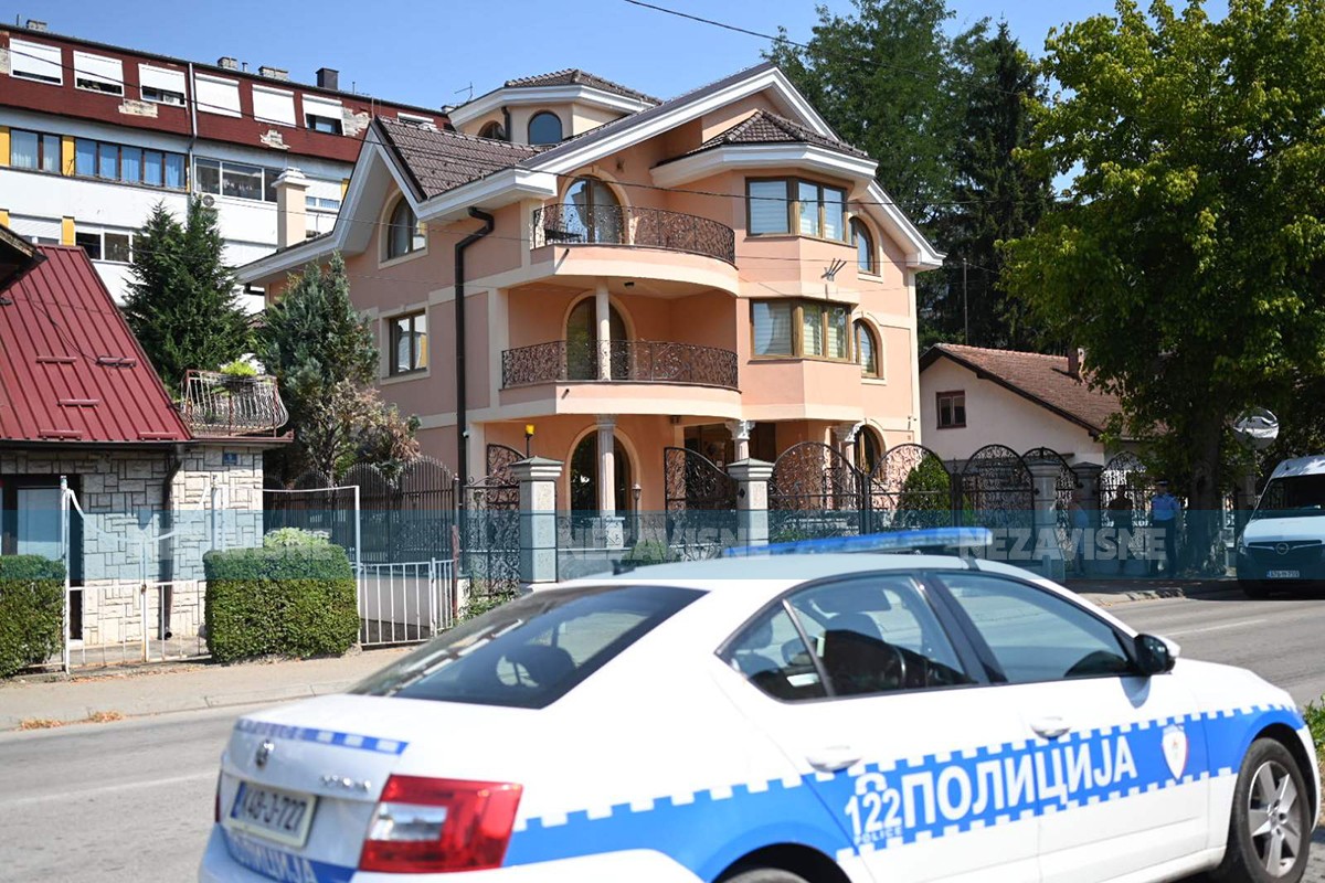 U toku pretresi u Banjaluci, policija ispred kuće Izeta Beganovića (FOTO)