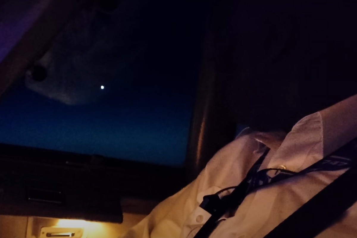 Pilot u mraku snimio neobične prizore na nebu: Mislili smo da je avion (VIDEO)