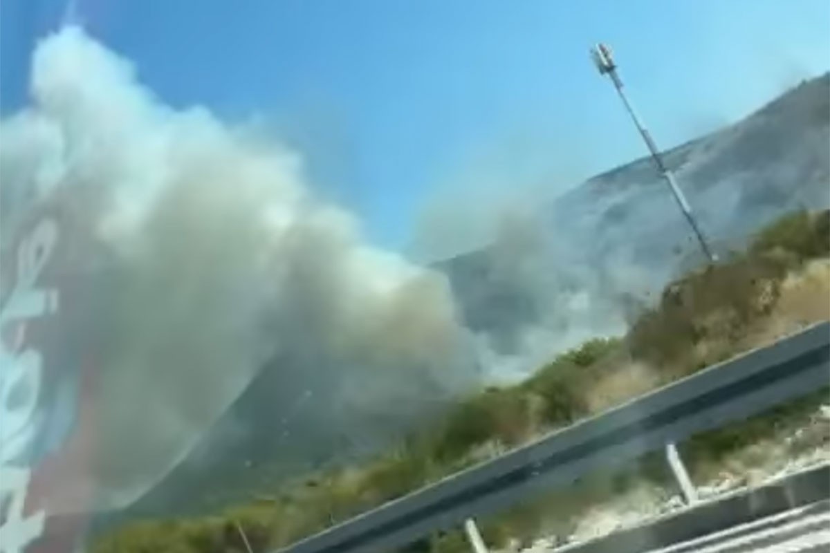 Nevjerovatna saobraćajka: Autom udario u kamen, buknuo požar pa zapalio šumu