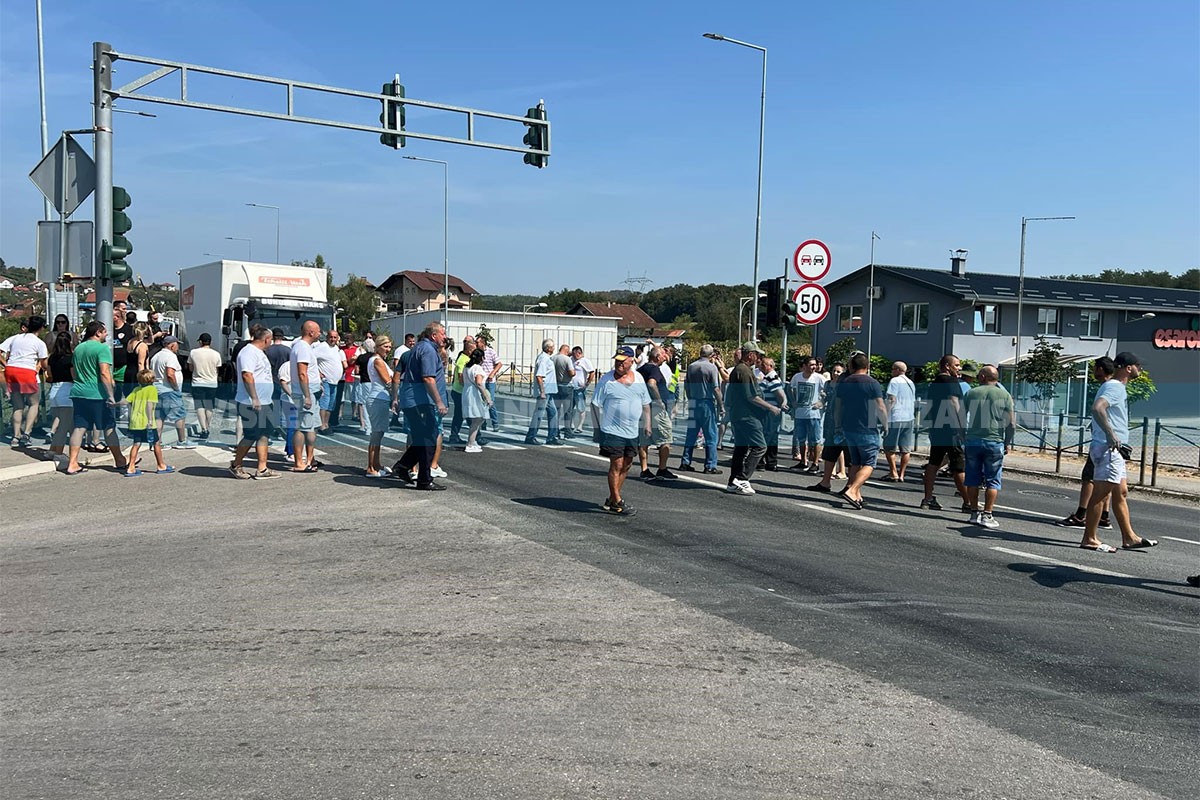 Nezadovoljni mještani Dragočaja blokirali put