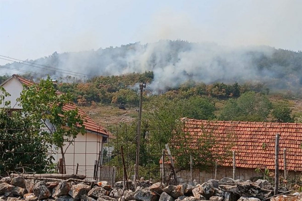 Vatrogasci dobili saveznika: Jaka kiša gasi požar u Bileći