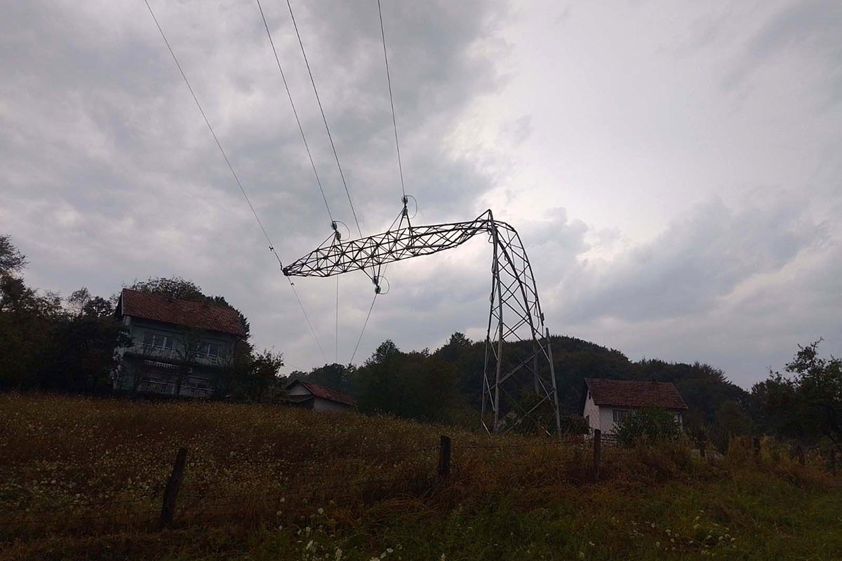 Oboren dalekovod, bez struje Petrovo i dio Doboja (FOTO)