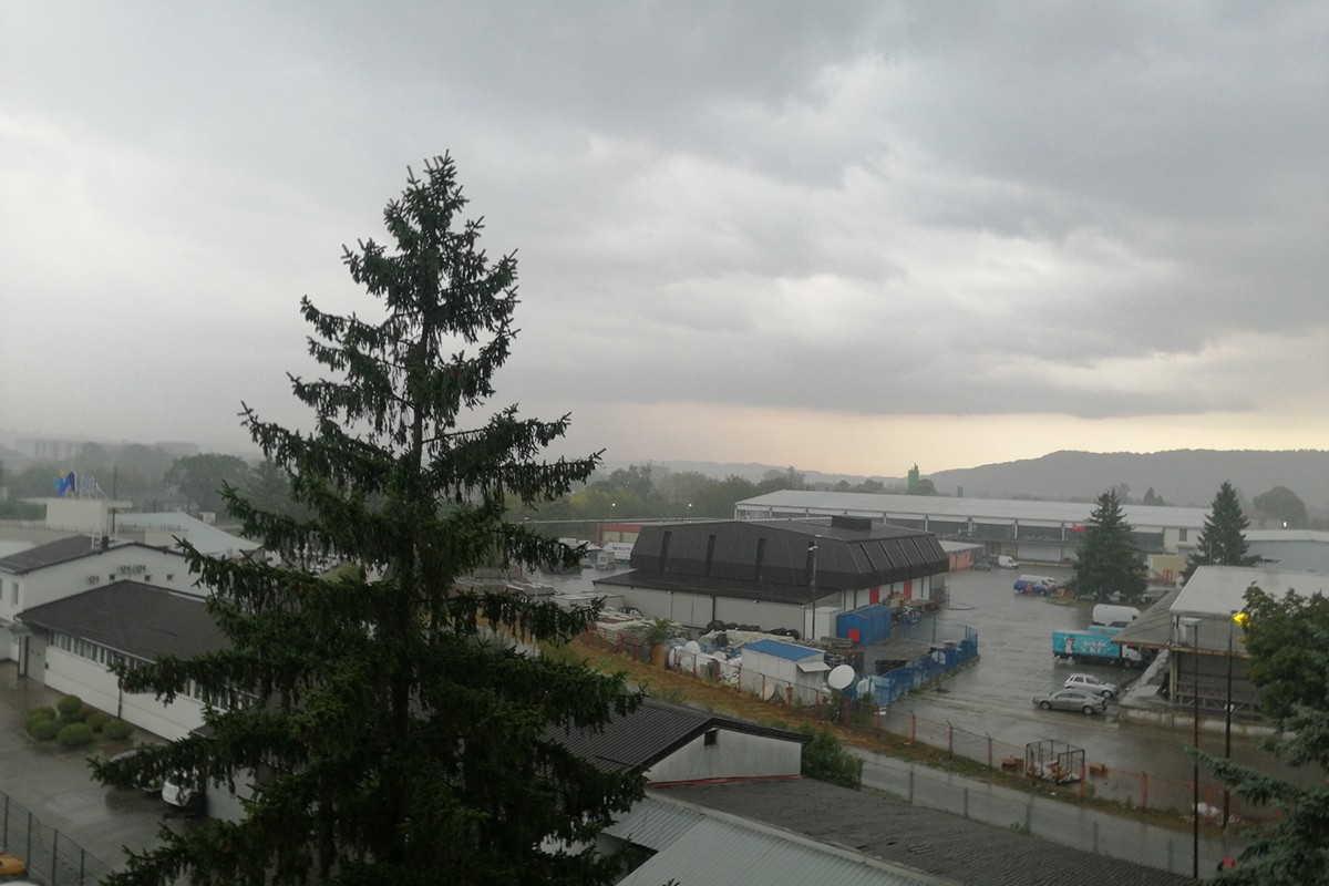 Nevrijeme u Banjaluci: Kiša i grmljavina (VIDEO)