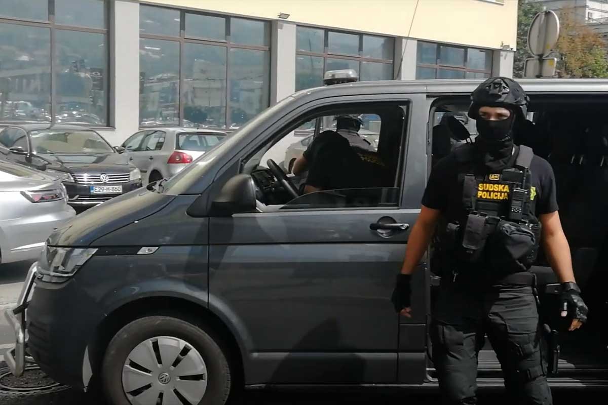 Opsadno stanje ispred Vrhovnog suda: Ubica doveden na ročište (VIDEO)