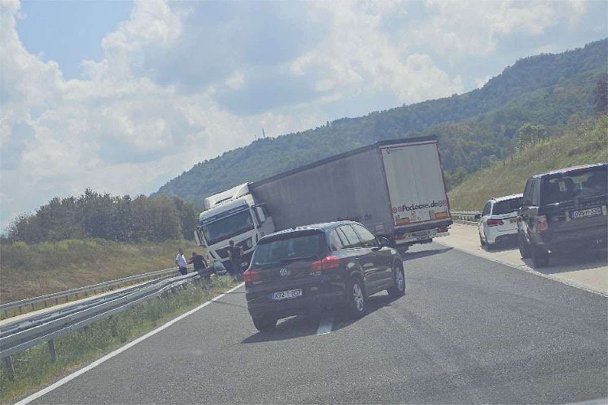 Kamion se popriječio na auto-putu Banjaluka – Doboj