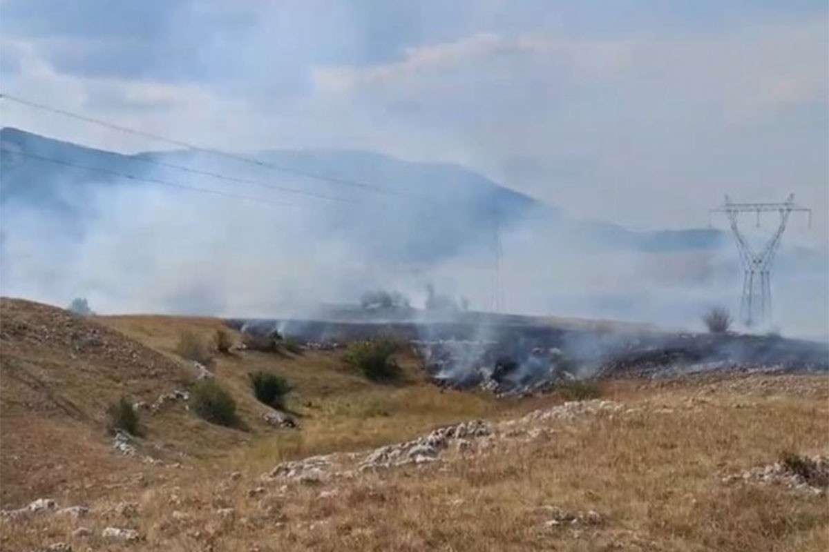 Ponovo gori kod Gacka: Vatra ugrožava kuće, angažovani helikopteri (VIDEO)