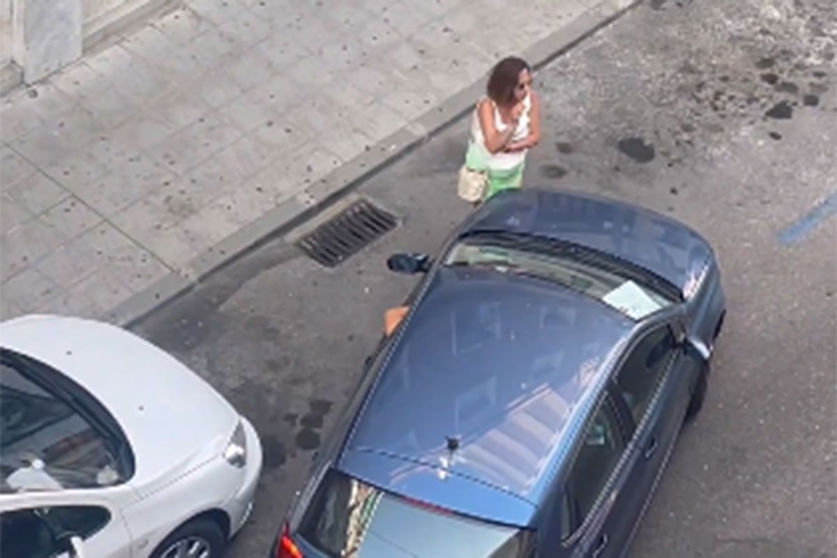 Žena čuvala parking mjesto, drugi vozač je izgurao autom (VIDEO)