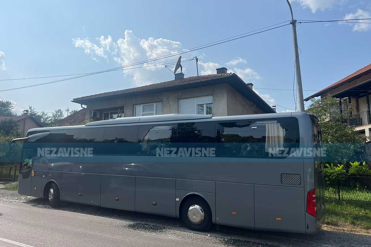 Polupana stakla na autobusu navijača Ferencvaroša (FOTO, VIDEO)