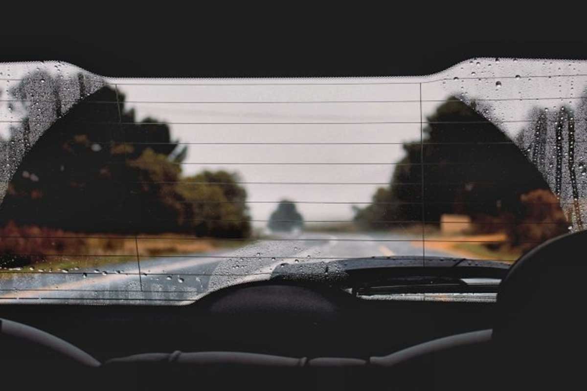 Znate li zašto neki automobili imaju linije na zadnjem staklu?