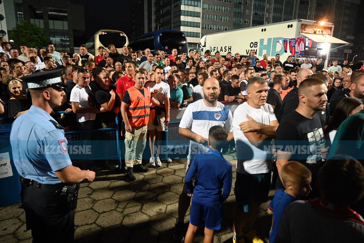 Ni olujno nevrijeme ne gasi atmosferu na "Gradskom stadionu" (VIDEO/FOTO)