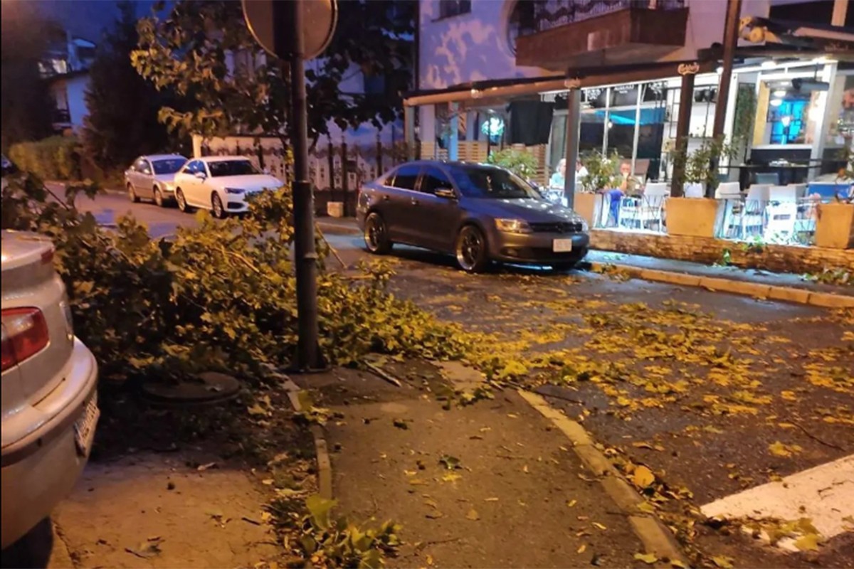 Posljedice olujnog nevremena u Banjaluci (FOTO)
