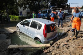 Automobili propali kroz asfalt zbog pucanja cjevovoda