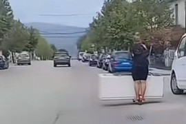 Žena na trotinetu prevozi frižider (VIDEO)