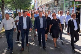 Predizborna kampanja u Gradišci: Lijepljenje plakata, šetnja i poruke ...