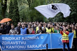 Zdravstveni radnici prenoćili pred zgradom Vlade, najavili blokadu ...