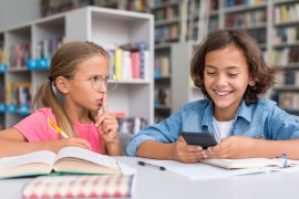 Evropske škole ograničavaju upotrebu mobilnih telefona, zabrinuti za ...