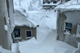 Nestvarni snimci iz Austrije: Ljudi se probijaju kroz smetove, najgore ...