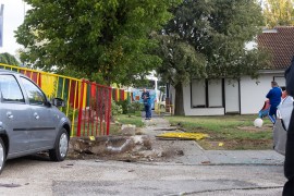 Vozač autobusa ostavio djecu ispred škole, pa uletio u dvorište ...