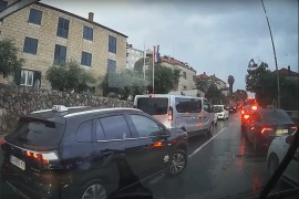 Pogledajte kako se vozilo Hitne pomoći probija kroz saobraćajni haos ...