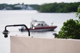 Čamac grčke obalske straže projurio nekoliko desetina metara od ...