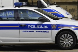 Ukrao alkohol iz trgovine pa bocom gađao kupca, pogodio staricu