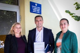 EVL donirao knjige obavezne lektire Osnovnoj školi "Sveti Sava" u ...