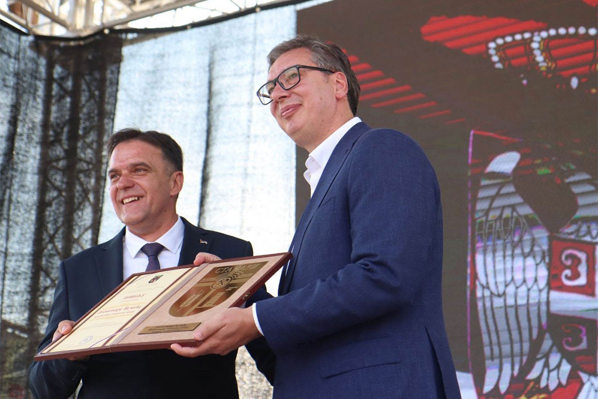 Vučiću uručena Povelja opštine Stanari