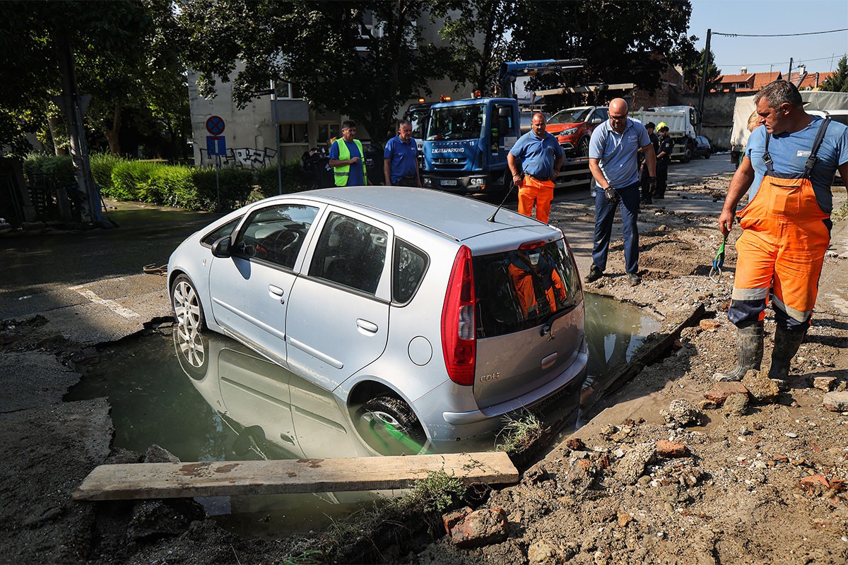 Automobili propali kroz asfalt zbog pucanja cjevovoda
