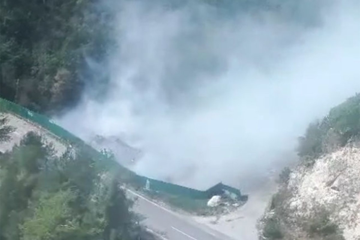 Helikopter gasi požar na području Srebrenice (VIDEO)