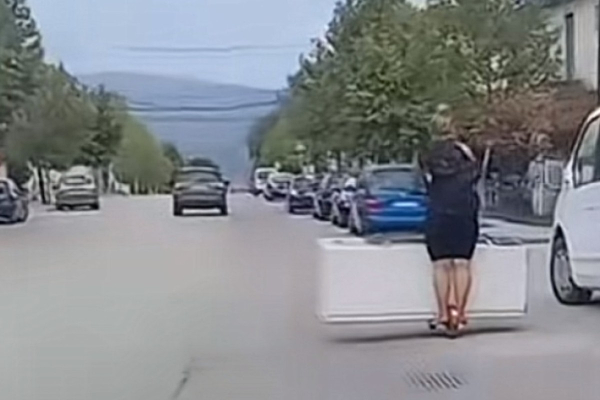 Žena na trotinetu prevozi frižider (VIDEO)