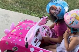 Vožnja djevojčica u električnom automobilu nasmijala milione ...