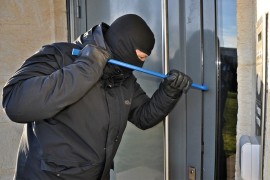 Dvojac pokušao da opljačka kuću, našli ih pod krevetom