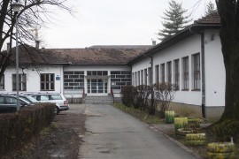 Učenik devetog razreda udario muškarca motkom ispred škole u ...