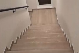 Poplava u zgradi u Banjaluci: Voda tekla niz stepenice u stubištu ...