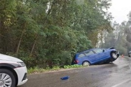 Troje povrijeđeno u sudaru, vozilo završilo u kanalu