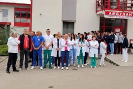 Protest radnika Doma zdravlja Bratunac u znak podrške pretučenoj ...